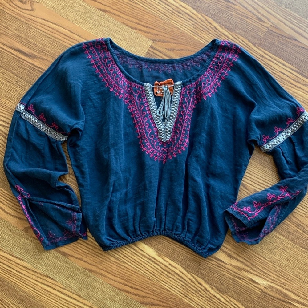 Free People vintage women’s blue top with pink embroidery! Linen/Cotton. Small.